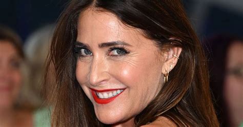 Lisa Snowdon, 51, goes topless for intimate bedroom clip as she。